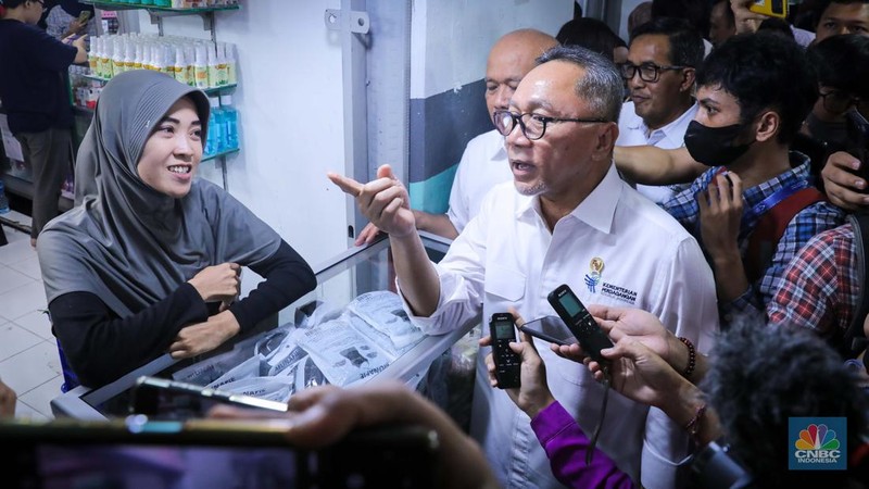 Menteri Perdagangan (Mendag) Zulkifi Hasan saat meninjau pusat grosir pasar Asemka, Jakarta Barat, Jumat (29/9/2023). (CNBC Indonesia/Faisal Rahman)