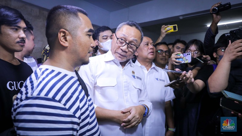 Menteri Perdagangan (Mendag) Zulkifi Hasan saat meninjau pusat grosir pasar Asemka, Jakarta Barat, Jumat (29/9/2023). (CNBC Indonesia/Faisal Rahman)