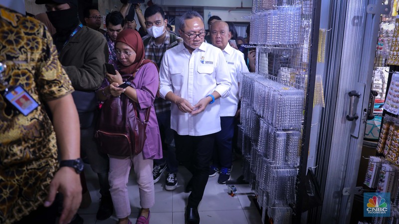Menteri Perdagangan (Mendag) Zulkifi Hasan saat meninjau pusat grosir pasar Asemka, Jakarta Barat, Jumat (29/9/2023). (CNBC Indonesia/Faisal Rahman)