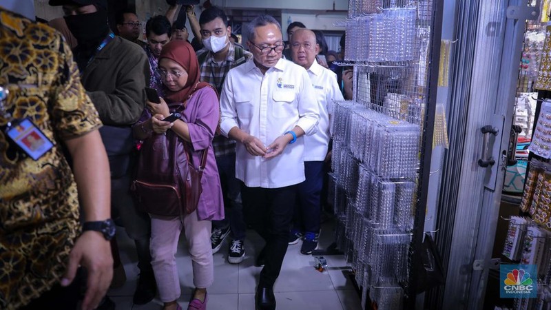 Menteri Perdagangan (Mendag) Zulkifi Hasan saat meninjau pusat grosir pasar Asemka, Jakarta Barat, Jumat (29/9/2023). (CNBC Indonesia/Faisal Rahman)
