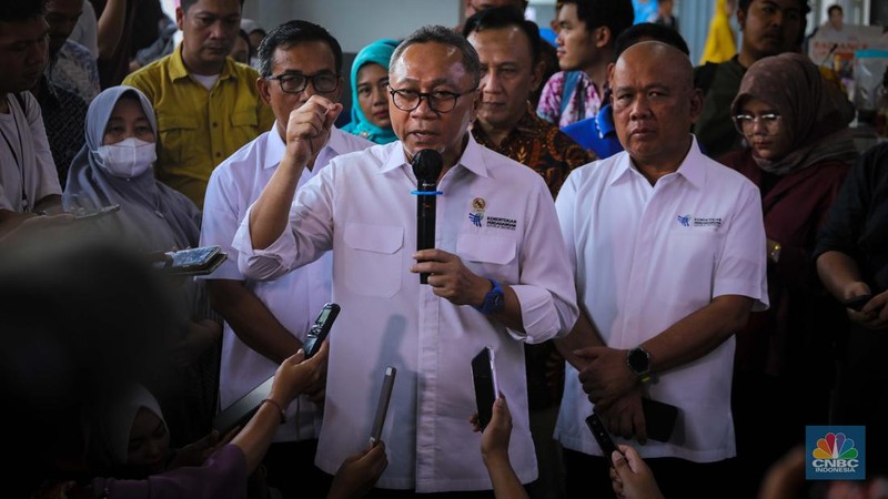 Menteri Perdagangan (Mendag) Zulkifi Hasan saat meninjau pusat grosir pasar Asemka, Jakarta Barat, Jumat (29/9/2023). (CNBC Indonesia/Faisal Rahman)