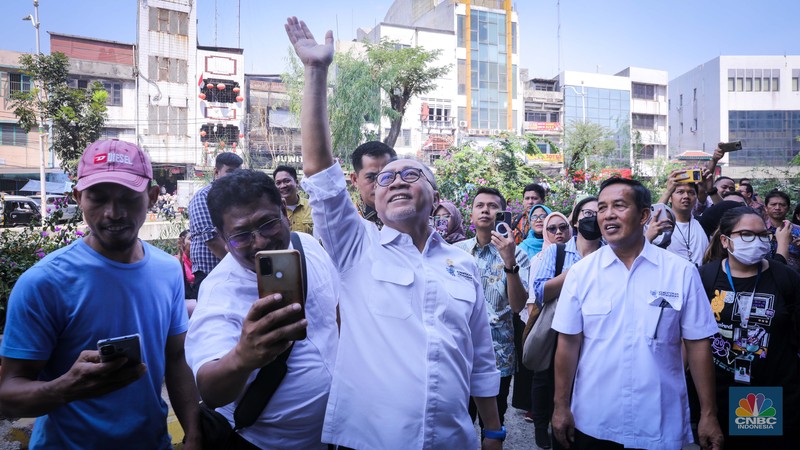 Menteri Perdagangan (Mendag) Zulkifi Hasan saat meninjau pusat grosir pasar Asemka, Jakarta Barat, Jumat (29/9/2023). Menteri Perdagangan (Mendag) Zulkifi Hasan saat meninjau pusat grosir pasar Asemka, Jakarta Barat, Jumat (29/9/2023). (CNBC Indonesia/Faisal Rahman)
