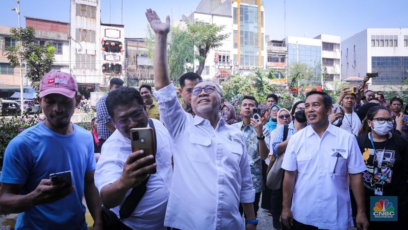 Menteri Perdagangan (Mendag) Zulkifi Hasan saat meninjau pusat grosir pasar Asemka, Jakarta Barat, Jumat (29/9/2023). (CNBC Indonesia/Faisal Rahman)