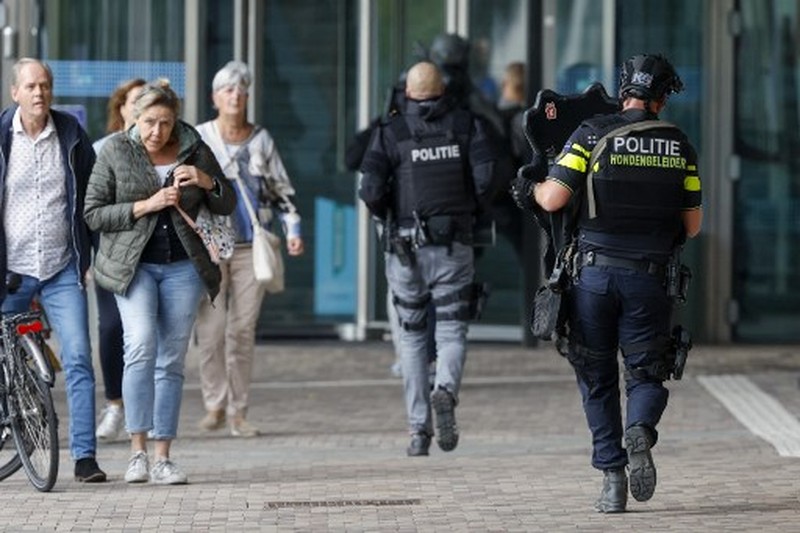 Layanan darurat mendatangi lokasi kejadian di Erasmus Medical Center, Rotterdam, Belanda, Kamis 28 September 2023. Layanan darurat mendatangi lokasi kejadian di Erasmus Medical Center, Rotterdam, Belanda, Kamis 28 September 2023. Polisi di Belanda mengatakan banyak orang tewas dalam dua penembakan di kota pelabuhan Rotterdam di Belanda, satu di rumah sakit universitas dan satu di rumah terdekat. (AP Photo)