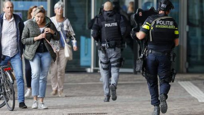Layanan darurat mendatangi lokasi kejadian di Erasmus Medical Center, Rotterdam, Belanda, Kamis 28 September 2023. Polisi di Belanda mengatakan banyak orang tewas dalam dua penembakan di kota pelabuhan Rotterdam di Belanda, satu di rumah sakit universitas dan satu di rumah terdekat. (AP Photo)