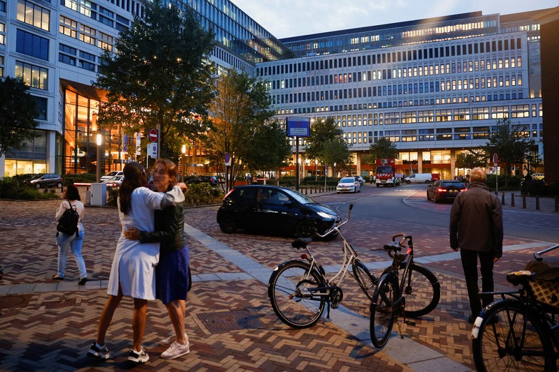 Layanan darurat mendatangi lokasi kejadian di Erasmus Medical Center, Rotterdam, Belanda, Kamis 28 September 2023. Layanan darurat mendatangi lokasi kejadian di Erasmus Medical Center, Rotterdam, Belanda, Kamis 28 September 2023. Polisi di Belanda mengatakan banyak orang tewas dalam dua penembakan di kota pelabuhan Rotterdam di Belanda, satu di rumah sakit universitas dan satu di rumah terdekat. (AP Photo)