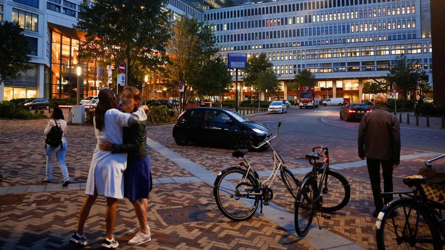 Layanan darurat mendatangi lokasi kejadian di Erasmus Medical Center, Rotterdam, Belanda, Kamis 28 September 2023. Polisi di Belanda mengatakan banyak orang tewas dalam dua penembakan di kota pelabuhan Rotterdam di Belanda, satu di rumah sakit universitas dan satu di rumah terdekat. (AP Photo)