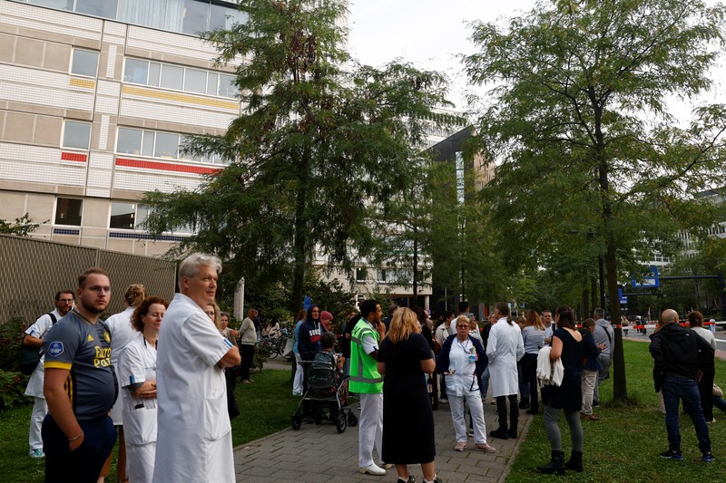 Layanan darurat mendatangi lokasi kejadian di Erasmus Medical Center, Rotterdam, Belanda, Kamis 28 September 2023. Layanan darurat mendatangi lokasi kejadian di Erasmus Medical Center, Rotterdam, Belanda, Kamis 28 September 2023. Polisi di Belanda mengatakan banyak orang tewas dalam dua penembakan di kota pelabuhan Rotterdam di Belanda, satu di rumah sakit universitas dan satu di rumah terdekat. (AP Photo)