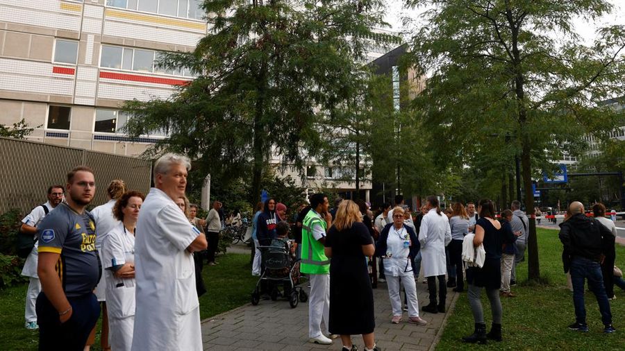Layanan darurat mendatangi lokasi kejadian di Erasmus Medical Center, Rotterdam, Belanda, Kamis 28 September 2023. Polisi di Belanda mengatakan banyak orang tewas dalam dua penembakan di kota pelabuhan Rotterdam di Belanda, satu di rumah sakit universitas dan satu di rumah terdekat. (AP Photo)