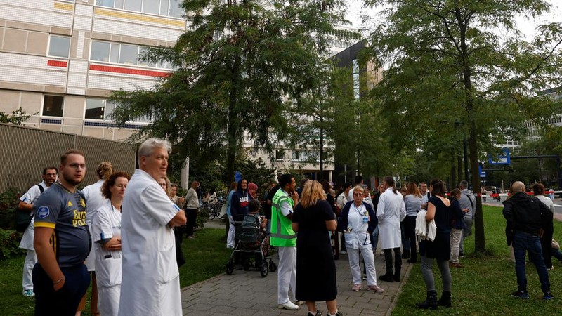 Layanan darurat mendatangi lokasi kejadian di Erasmus Medical Center, Rotterdam, Belanda, Kamis 28 September 2023. Polisi di Belanda mengatakan banyak orang tewas dalam dua penembakan di kota pelabuhan Rotterdam di Belanda, satu di rumah sakit universitas dan satu di rumah terdekat. (AP Photo)