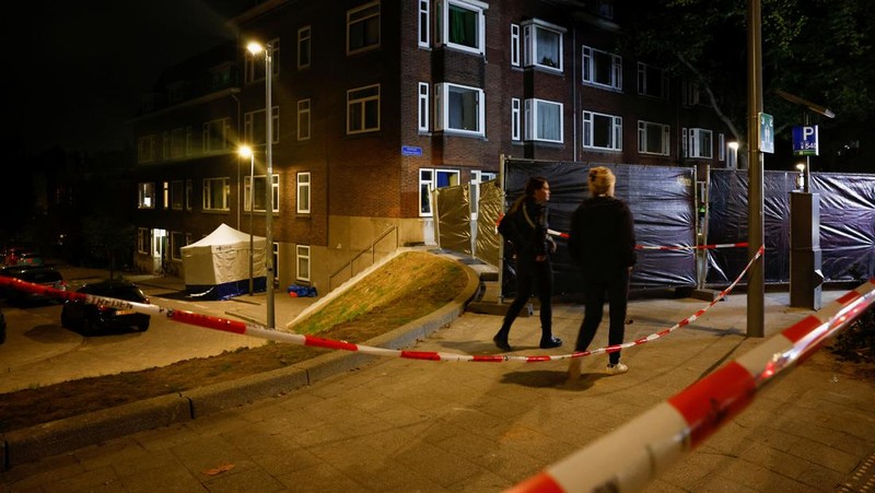 Layanan darurat mendatangi lokasi kejadian di Erasmus Medical Center, Rotterdam, Belanda, Kamis 28 September 2023. Polisi di Belanda mengatakan banyak orang tewas dalam dua penembakan di kota pelabuhan Rotterdam di Belanda, satu di rumah sakit universitas dan satu di rumah terdekat. (AP Photo)