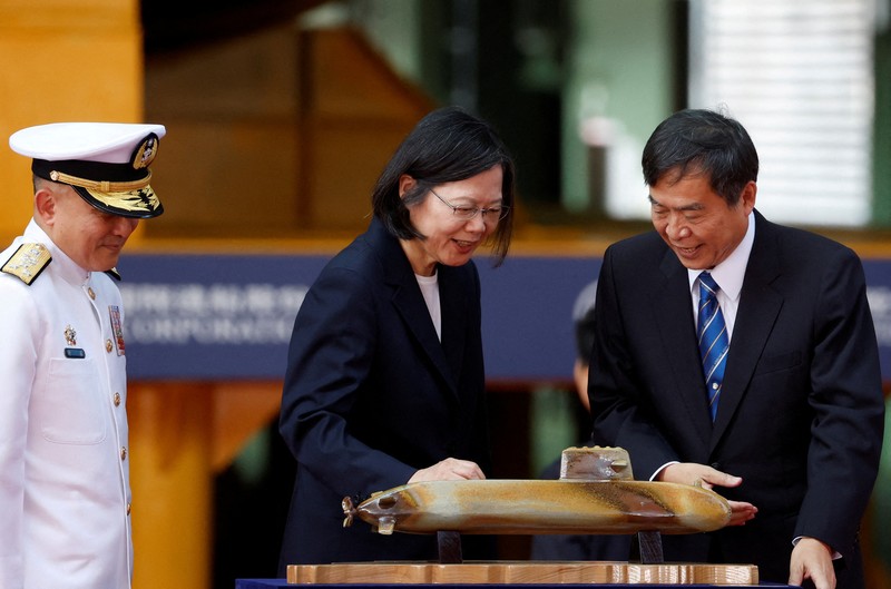 Sebuah botol pecah di lambung Haikun, kapal selam pertama Taiwan yang dibuat di dalam negeri, saat Presiden Tsai Ing-wen menghadiri upacara peluncuran kapal selam di Kaohsiung, Taiwan 28 September 2023. Sebuah botol pecah di lambung Haikun, kapal selam pertama Taiwan yang dibuat di dalam negeri, saat Presiden Tsai Ing-wen menghadiri upacara peluncuran kapal selam di Kaohsiung, Taiwan 28 September 2023. (REUTERS/Carlos Garcia Rawlins)