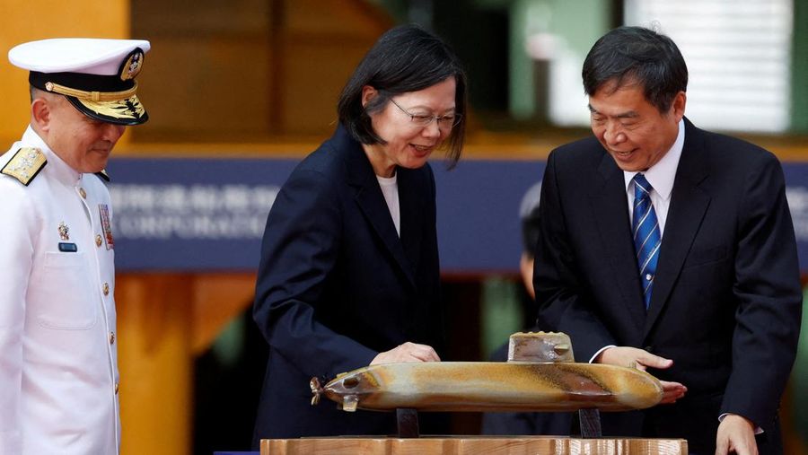 Sebuah botol pecah di lambung Haikun, kapal selam pertama Taiwan yang dibuat di dalam negeri, saat Presiden Tsai Ing-wen menghadiri upacara peluncuran kapal selam di Kaohsiung, Taiwan 28 September 2023. (REUTERS/Carlos Garcia Rawlins)