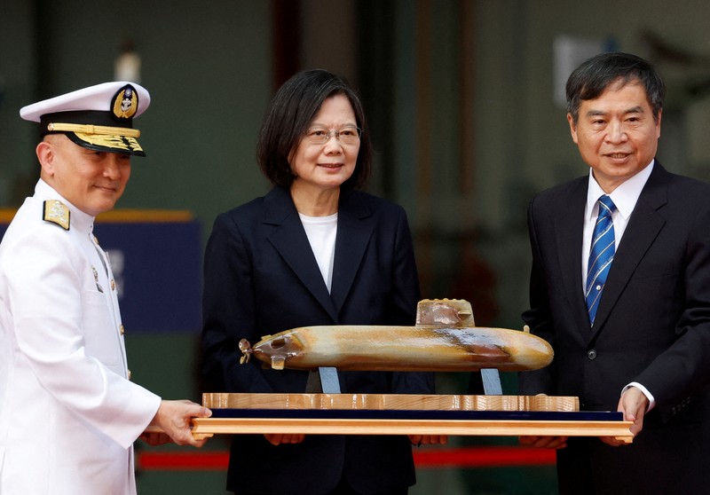 Sebuah botol pecah di lambung Haikun, kapal selam pertama Taiwan yang dibuat di dalam negeri, saat Presiden Tsai Ing-wen menghadiri upacara peluncuran kapal selam di Kaohsiung, Taiwan 28 September 2023. Sebuah botol pecah di lambung Haikun, kapal selam pertama Taiwan yang dibuat di dalam negeri, saat Presiden Tsai Ing-wen menghadiri upacara peluncuran kapal selam di Kaohsiung, Taiwan 28 September 2023. (REUTERS/Carlos Garcia Rawlins)