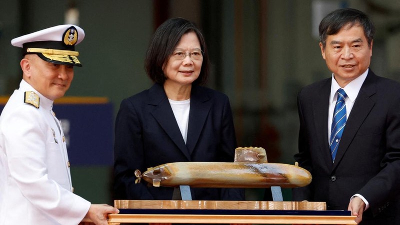 Sebuah botol pecah di lambung Haikun, kapal selam pertama Taiwan yang dibuat di dalam negeri, saat Presiden Tsai Ing-wen menghadiri upacara peluncuran kapal selam di Kaohsiung, Taiwan 28 September 2023. (REUTERS/Carlos Garcia Rawlins)