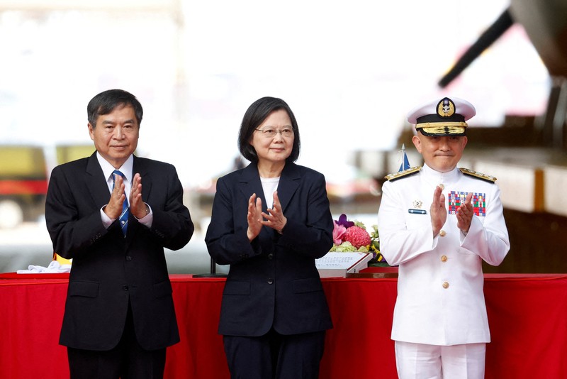 Sebuah botol pecah di lambung Haikun, kapal selam pertama Taiwan yang dibuat di dalam negeri, saat Presiden Tsai Ing-wen menghadiri upacara peluncuran kapal selam di Kaohsiung, Taiwan 28 September 2023. (REUTERS/Carlos Garcia Rawlins)