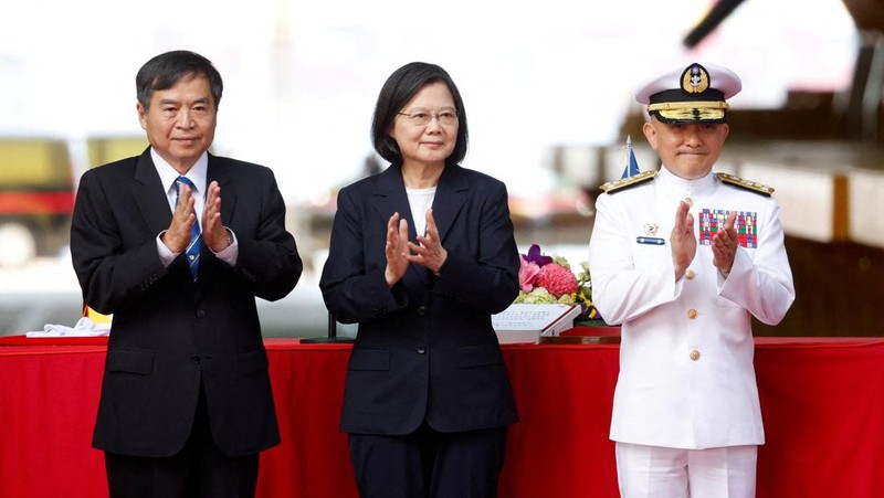 Sebuah botol pecah di lambung Haikun, kapal selam pertama Taiwan yang dibuat di dalam negeri, saat Presiden Tsai Ing-wen menghadiri upacara peluncuran kapal selam di Kaohsiung, Taiwan 28 September 2023. (REUTERS/Carlos Garcia Rawlins)