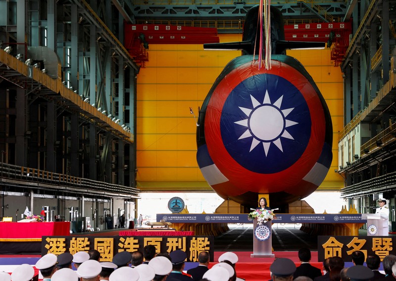 Sebuah botol pecah di lambung Haikun, kapal selam pertama Taiwan yang dibuat di dalam negeri, saat Presiden Tsai Ing-wen menghadiri upacara peluncuran kapal selam di Kaohsiung, Taiwan 28 September 2023. (REUTERS/Carlos Garcia Rawlins)