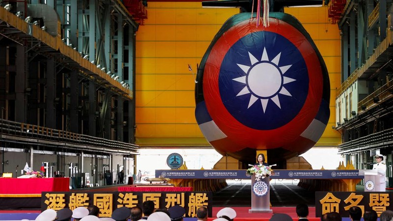 Sebuah botol pecah di lambung Haikun, kapal selam pertama Taiwan yang dibuat di dalam negeri, saat Presiden Tsai Ing-wen menghadiri upacara peluncuran kapal selam di Kaohsiung, Taiwan 28 September 2023. (REUTERS/Carlos Garcia Rawlins)