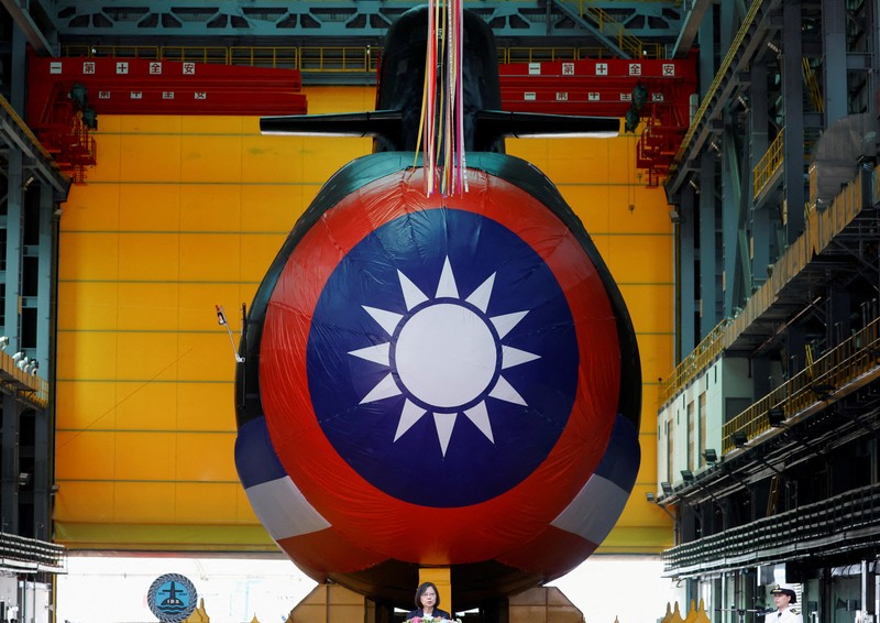Sebuah botol pecah di lambung Haikun, kapal selam pertama Taiwan yang dibuat di dalam negeri, saat Presiden Tsai Ing-wen menghadiri upacara peluncuran kapal selam di Kaohsiung, Taiwan 28 September 2023. (REUTERS/Carlos Garcia Rawlins)