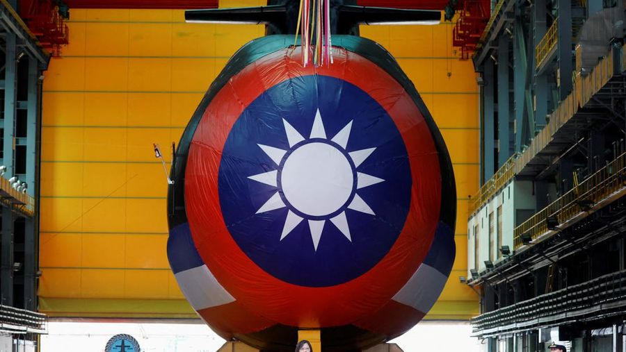 Presiden Taiwan Tsai Ing-wen menghadiri upacara peluncuran Narwhal, kapal selam pertama buatan dalam negeri, di Kaohsiung, Taiwan 28 September 2023. (REUTERS/Carlos Garcia Rawlins)