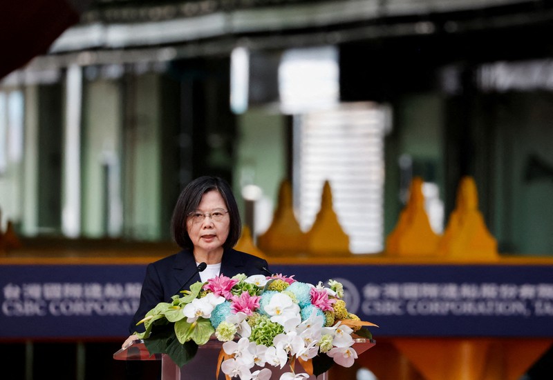 Sebuah botol pecah di lambung Haikun, kapal selam pertama Taiwan yang dibuat di dalam negeri, saat Presiden Tsai Ing-wen menghadiri upacara peluncuran kapal selam di Kaohsiung, Taiwan 28 September 2023. (REUTERS/Carlos Garcia Rawlins)