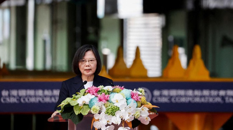 Sebuah botol pecah di lambung Haikun, kapal selam pertama Taiwan yang dibuat di dalam negeri, saat Presiden Tsai Ing-wen menghadiri upacara peluncuran kapal selam di Kaohsiung, Taiwan 28 September 2023. (REUTERS/Carlos Garcia Rawlins)