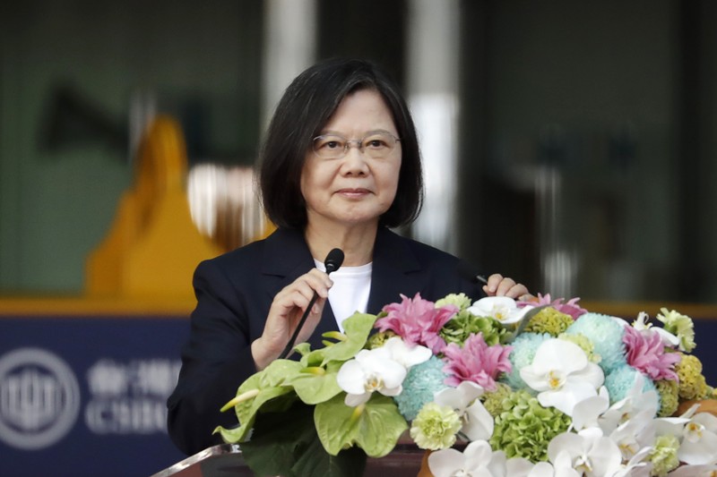 Sebuah botol pecah di lambung Haikun, kapal selam pertama Taiwan yang dibuat di dalam negeri, saat Presiden Tsai Ing-wen menghadiri upacara peluncuran kapal selam di Kaohsiung, Taiwan 28 September 2023. Sebuah botol pecah di lambung Haikun, kapal selam pertama Taiwan yang dibuat di dalam negeri, saat Presiden Tsai Ing-wen menghadiri upacara peluncuran kapal selam di Kaohsiung, Taiwan 28 September 2023. (REUTERS/Carlos Garcia Rawlins)