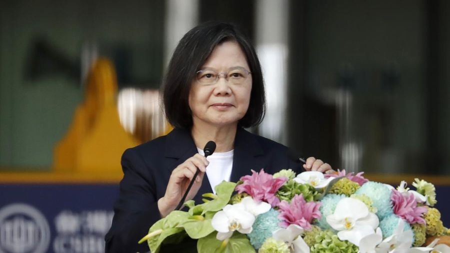 Sebuah botol pecah di lambung Haikun, kapal selam pertama Taiwan yang dibuat di dalam negeri, saat Presiden Tsai Ing-wen menghadiri upacara peluncuran kapal selam di Kaohsiung, Taiwan 28 September 2023. (REUTERS/Carlos Garcia Rawlins)