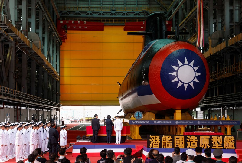 Sebuah botol pecah di lambung Haikun, kapal selam pertama Taiwan yang dibuat di dalam negeri, saat Presiden Tsai Ing-wen menghadiri upacara peluncuran kapal selam di Kaohsiung, Taiwan 28 September 2023. Sebuah botol pecah di lambung Haikun, kapal selam pertama Taiwan yang dibuat di dalam negeri, saat Presiden Tsai Ing-wen menghadiri upacara peluncuran kapal selam di Kaohsiung, Taiwan 28 September 2023. (REUTERS/Carlos Garcia Rawlins)