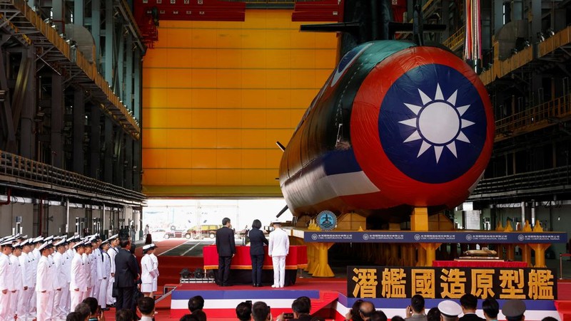 Sebuah botol pecah di lambung Haikun, kapal selam pertama Taiwan yang dibuat di dalam negeri, saat Presiden Tsai Ing-wen menghadiri upacara peluncuran kapal selam di Kaohsiung, Taiwan 28 September 2023. (REUTERS/Carlos Garcia Rawlins)
