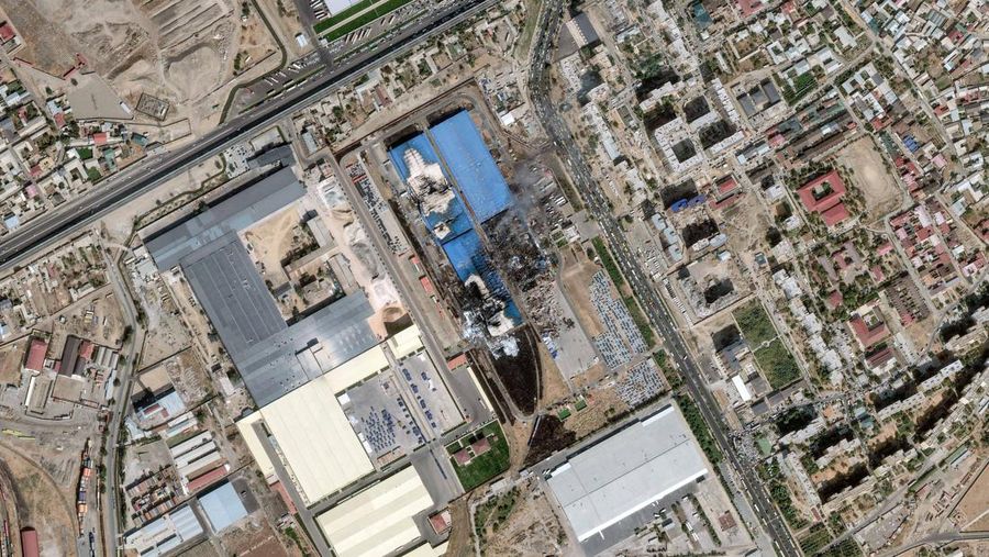 Sebuah ledakan yang cukup besar terjadi di Tashkent, Uzbekistan, Kamis (28/9). Ledakan itu terjadi di sebuah gudang yang berada di distrik dekat bandara yang ada di kota tersebut. (Uzbekistan's Emergency Ministry Press Service via AP)