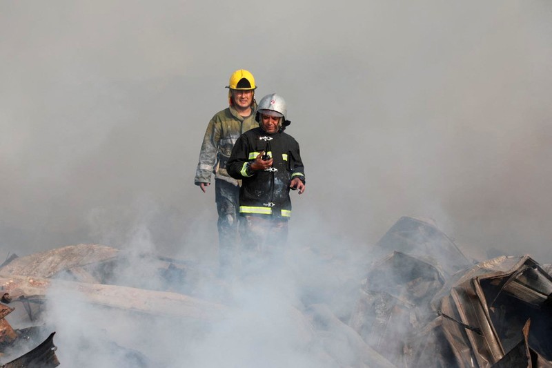 Sebuah ledakan yang cukup besar terjadi di Tashkent, Uzbekistan, Kamis (28/9). Ledakan itu terjadi di sebuah gudang yang berada di distrik dekat bandara yang ada di kota tersebut. (Uzbekistan's Emergency Ministry Press Service via AP)