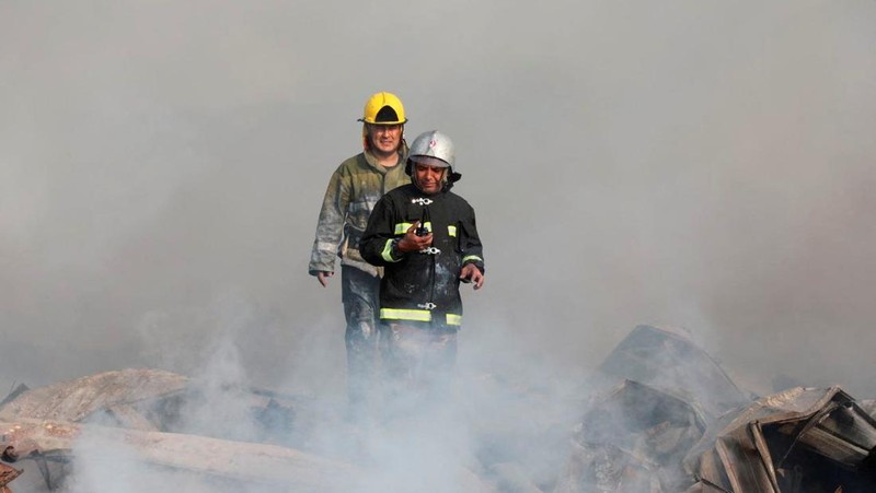 Sebuah ledakan yang cukup besar terjadi di Tashkent, Uzbekistan, Kamis (28/9). Ledakan itu terjadi di sebuah gudang yang berada di distrik dekat bandara yang ada di kota tersebut. (Uzbekistan's Emergency Ministry Press Service via AP)