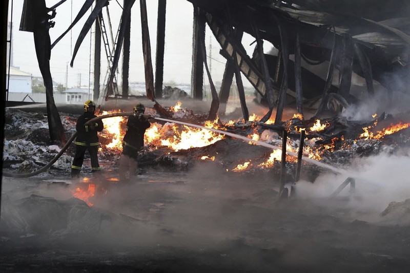 Sebuah ledakan yang cukup besar terjadi di Tashkent, Uzbekistan, Kamis (28/9). Ledakan itu terjadi di sebuah gudang yang berada di distrik dekat bandara yang ada di kota tersebut. (Uzbekistan's Emergency Ministry Press Service via AP)