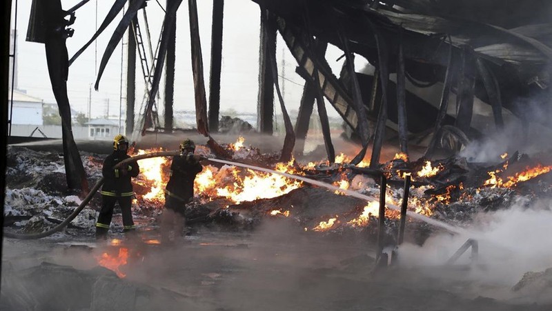 Sebuah ledakan yang cukup besar terjadi di Tashkent, Uzbekistan, Kamis (28/9). Ledakan itu terjadi di sebuah gudang yang berada di distrik dekat bandara yang ada di kota tersebut. (Uzbekistan's Emergency Ministry Press Service via AP)