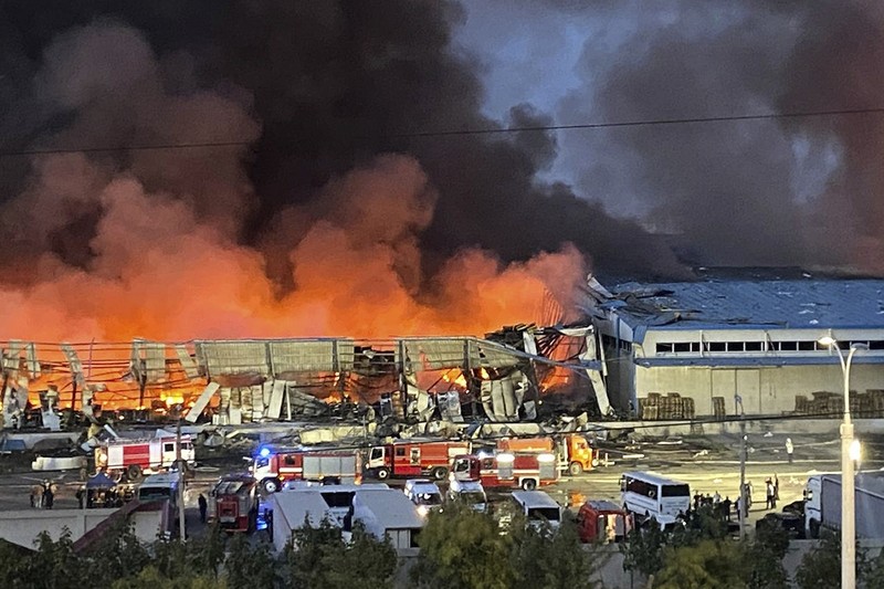 Sebuah ledakan yang cukup besar terjadi di Tashkent, Uzbekistan, Kamis (28/9). Ledakan itu terjadi di sebuah gudang yang berada di distrik dekat bandara yang ada di kota tersebut. (Uzbekistan's Emergency Ministry Press Service via AP) Sebuah ledakan yang cukup besar terjadi di Tashkent, Uzbekistan, Kamis (28/9). Ledakan itu terjadi di sebuah gudang yang berada di distrik dekat bandara yang ada di kota tersebut. (Uzbekistan's Emergency Ministry Press Service via AP)