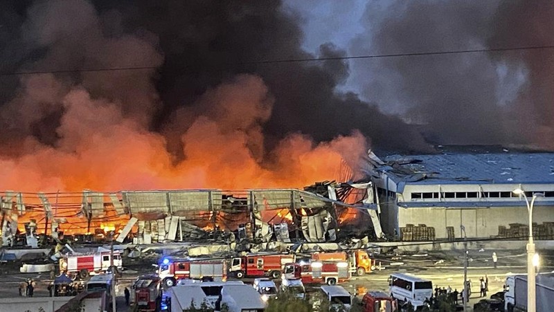 Sebuah ledakan yang cukup besar terjadi di Tashkent, Uzbekistan, Kamis (28/9). Ledakan itu terjadi di sebuah gudang yang berada di distrik dekat bandara yang ada di kota tersebut. (Uzbekistan's Emergency Ministry Press Service via AP)