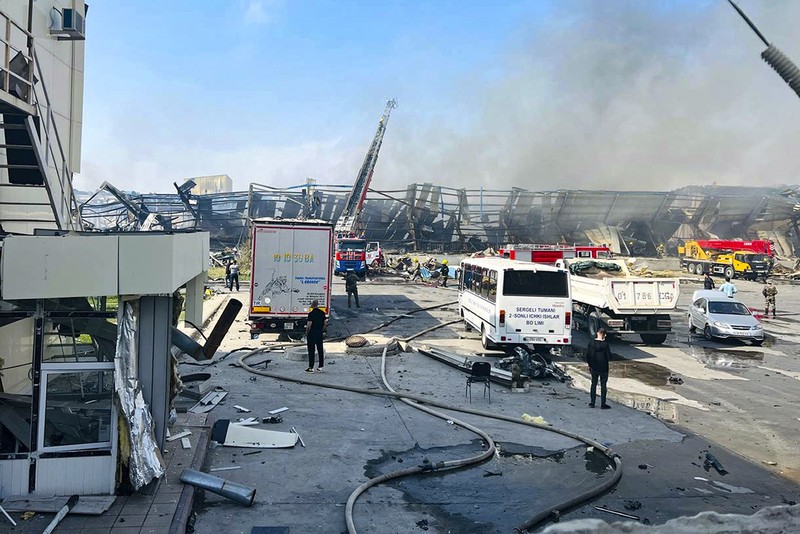 Sebuah ledakan yang cukup besar terjadi di Tashkent, Uzbekistan, Kamis (28/9). Ledakan itu terjadi di sebuah gudang yang berada di distrik dekat bandara yang ada di kota tersebut. (Uzbekistan's Emergency Ministry Press Service via AP) Sebuah ledakan yang cukup besar terjadi di Tashkent, Uzbekistan, Kamis (28/9). Ledakan itu terjadi di sebuah gudang yang berada di distrik dekat bandara yang ada di kota tersebut. (Uzbekistan's Emergency Ministry Press Service via AP)
