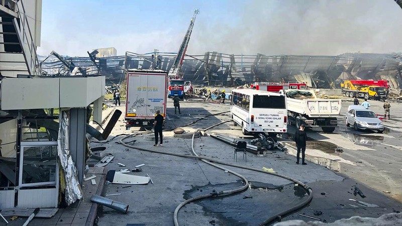 Sebuah ledakan yang cukup besar terjadi di Tashkent, Uzbekistan, Kamis (28/9). Ledakan itu terjadi di sebuah gudang yang berada di distrik dekat bandara yang ada di kota tersebut. (Uzbekistan's Emergency Ministry Press Service via AP)