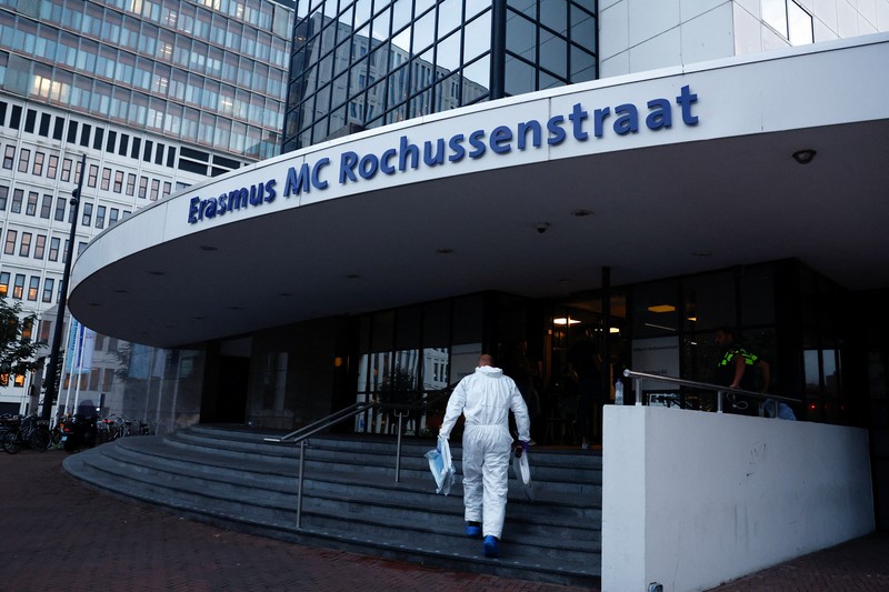 Layanan darurat mendatangi lokasi kejadian di Erasmus Medical Center, Rotterdam, Belanda, Kamis 28 September 2023. Layanan darurat mendatangi lokasi kejadian di Erasmus Medical Center, Rotterdam, Belanda, Kamis 28 September 2023. Polisi di Belanda mengatakan banyak orang tewas dalam dua penembakan di kota pelabuhan Rotterdam di Belanda, satu di rumah sakit universitas dan satu di rumah terdekat. (AP Photo)