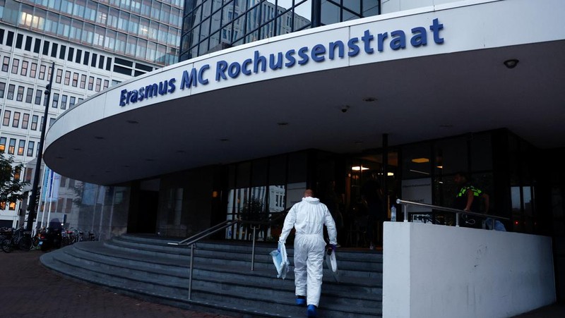 Layanan darurat mendatangi lokasi kejadian di Erasmus Medical Center, Rotterdam, Belanda, Kamis 28 September 2023. Polisi di Belanda mengatakan banyak orang tewas dalam dua penembakan di kota pelabuhan Rotterdam di Belanda, satu di rumah sakit universitas dan satu di rumah terdekat. (AP Photo)
