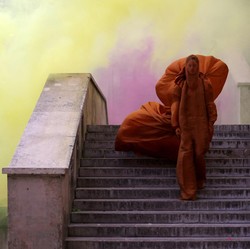 Tampilan Gaya Unik Hiasi Catwalk Paris Fashion Week