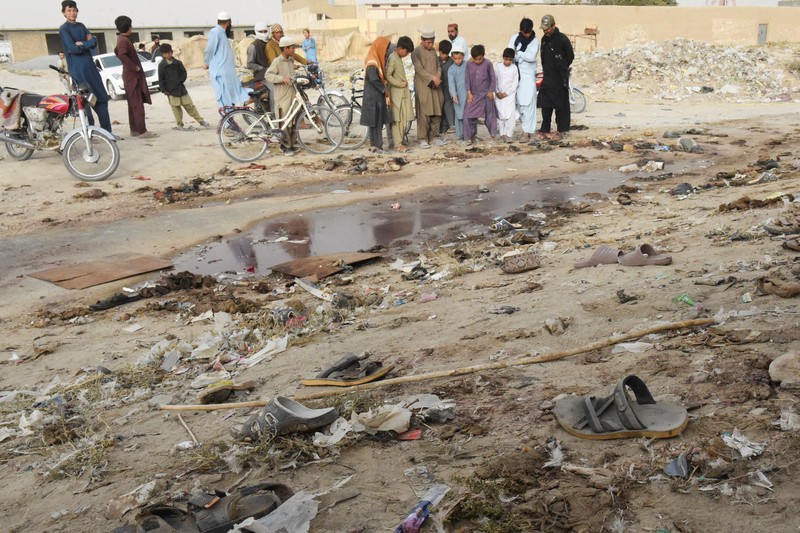 Petugas penyelamat membersihkan puing-puing masjid yang rusak, setelah ledakan bunuh diri di Hangu, Pakistan 29 September 2023. (REUTERS/Stringer)