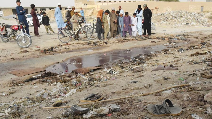 Petugas penyelamat membersihkan puing-puing masjid yang rusak, setelah ledakan bunuh diri di Hangu, Pakistan 29 September 2023. (REUTERS/Stringer)