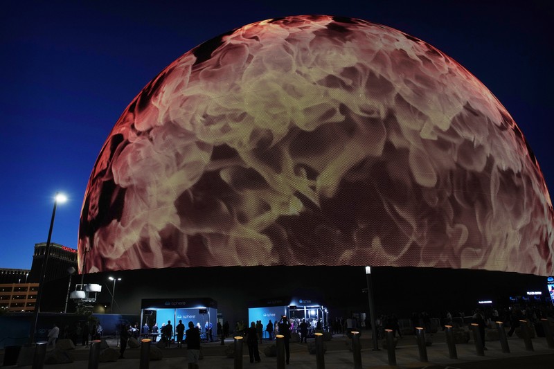 Pemandangan umum malam pembukaan Sphere menjelang pertunjukan band rock Irlandia U2 di The Venetian Resort di Las Vegas, Nevada, pada 29 September 2023. Pemandangan umum malam pembukaan Sphere menjelang pertunjukan band rock Irlandia U2 di The Venetian Resort di Las Vegas, Nevada, pada 29 September 2023. (Ronda Churchill / AFP)