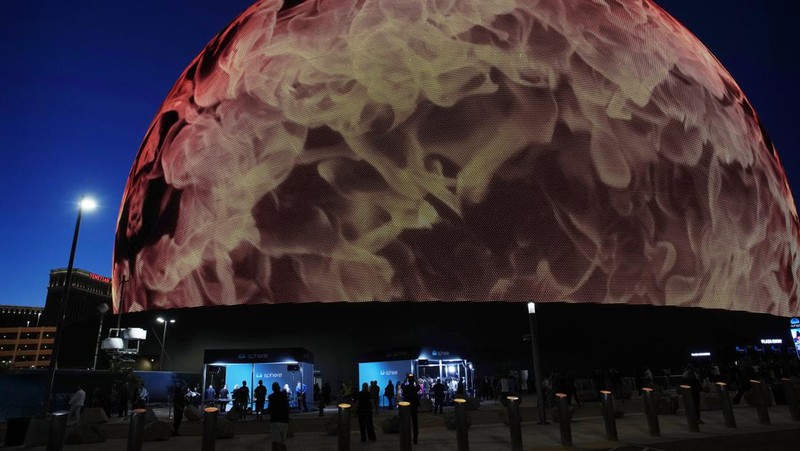 Pemandangan umum malam pembukaan Sphere menjelang pertunjukan band rock Irlandia U2 di The Venetian Resort di Las Vegas, Nevada, pada 29 September 2023. (Ronda Churchill / AFP)