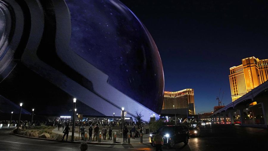Pemandangan umum malam pembukaan Sphere menjelang pertunjukan band rock Irlandia U2 di The Venetian Resort di Las Vegas, Nevada, pada 29 September 2023. (Ronda Churchill / AFP)