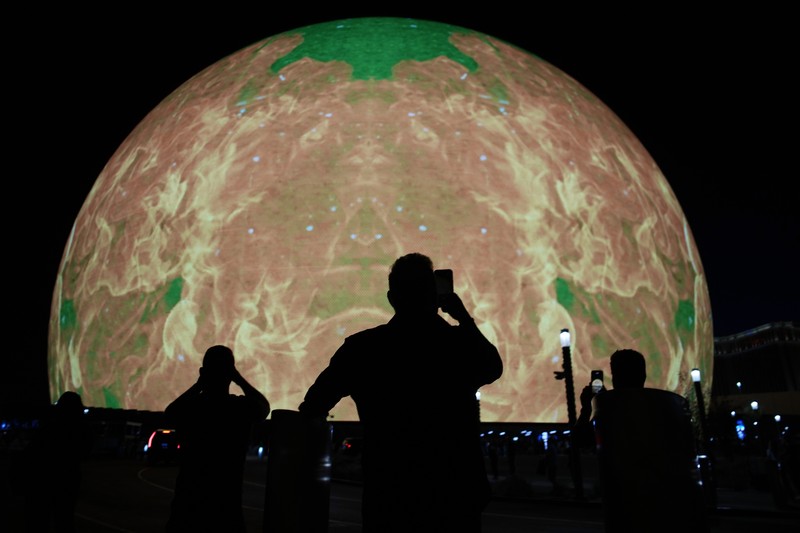 Pemandangan umum malam pembukaan Sphere menjelang pertunjukan band rock Irlandia U2 di The Venetian Resort di Las Vegas, Nevada, pada 29 September 2023. (Ronda Churchill / AFP)