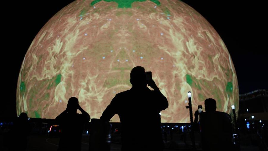 Pemandangan umum malam pembukaan Sphere menjelang pertunjukan band rock Irlandia U2 di The Venetian Resort di Las Vegas, Nevada, pada 29 September 2023. (Ronda Churchill / AFP)